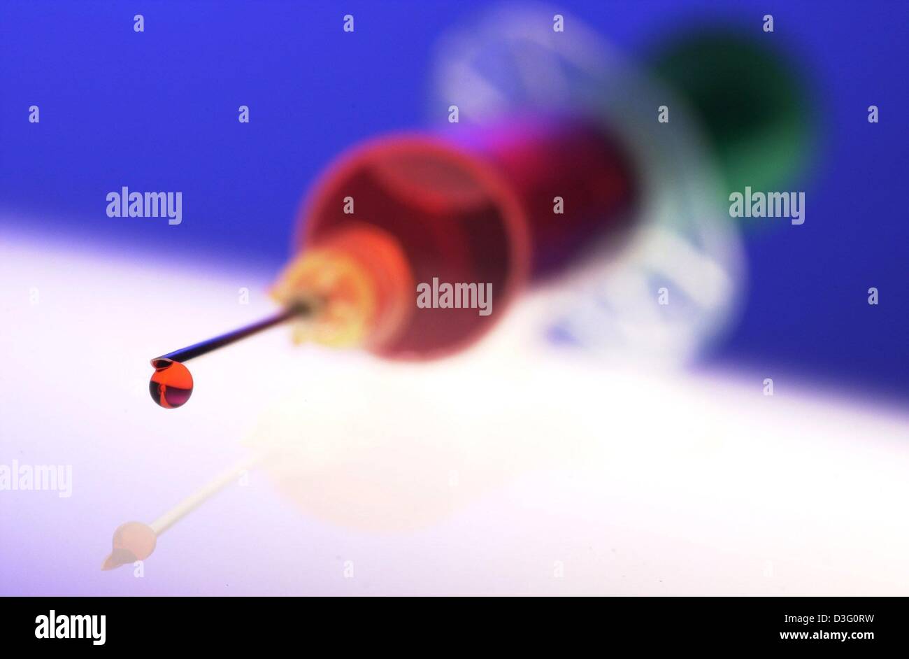 Red Candle Injection (dpa) - The symbolic picture shows an injection filled with a red ...