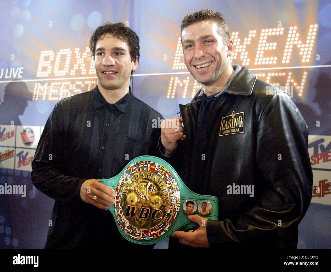 (dpa) - German boxer Markus Beyer (L) and Canadian boxer Eric Lucas present the world champions belt and pose for a publicity shot next to each other during a press conference in Leipzig, Germany, 2 March 2003. Eric Lucas, the current world champion in super middleweight boxing. He will defend his title against the challenger German boxer Markus Beyer at the WBC (World Boxing Counc Stock Photo