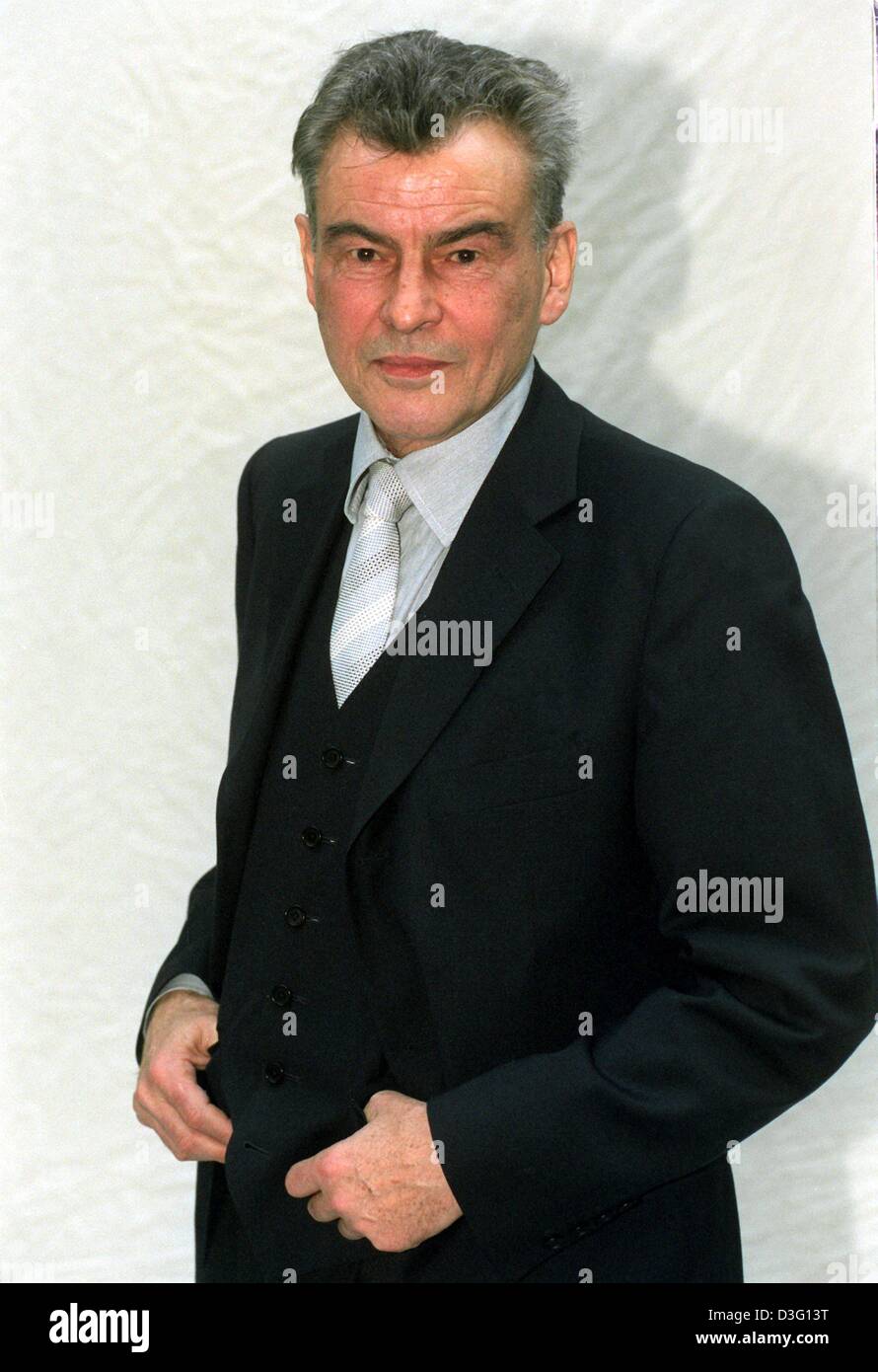 (dpa files) - German actor Horst 'Hotte' Buchholz pictured in Hamburg, 16 January 1998. The German legend died 3 March 2003 at the age of 69 in Berlin of a 'serious illness'. Buchholz was one of the few German actors to come to international fame and to succeed in Hollywood. Born on 4 December 1933 in Berlin, Buchholz debuted in 'Marianna' in 1955 and won a Cannes Film Festival awa Stock Photo