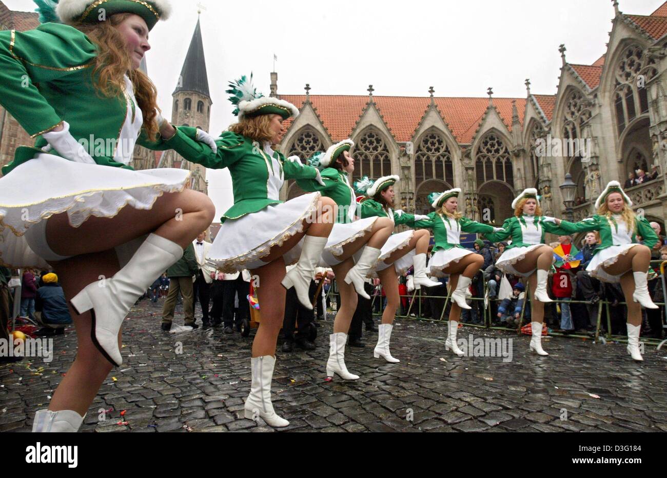 (dpa) - Female guards, dressed in their traditional uniform, dance in front of the old city hall in Braunschweig, Germany, 2 March 2003. The parade in Braunschweig takes place for the 25th time. It is the longest procession of northern Germany and it comprises 220 groups and floats with 4,300 carnival revellers, musicians and dancers. At least 200,000 spectators are expected. Stock Photo