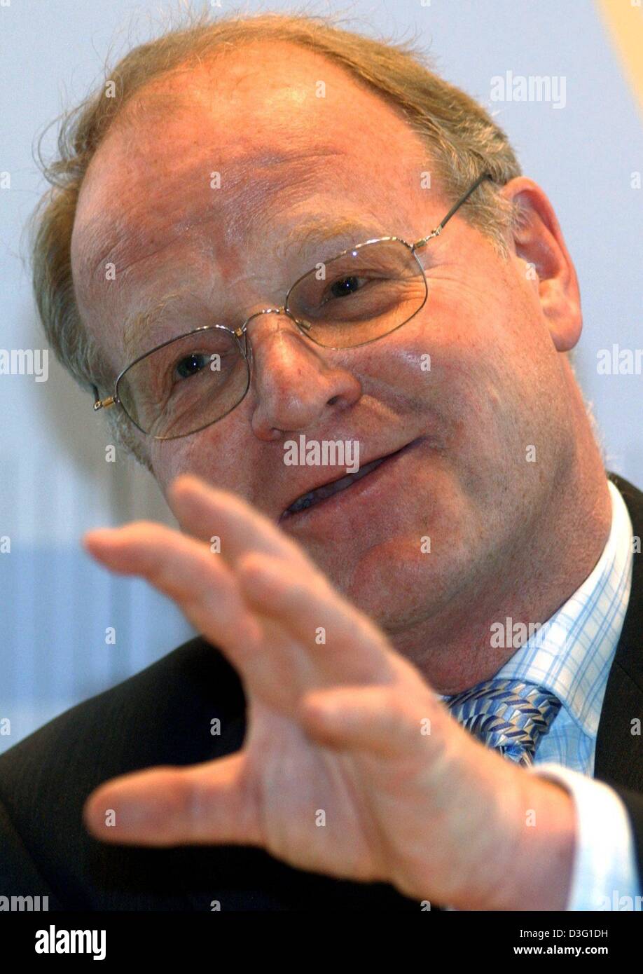 (dpa) - Ernst Welteke, President of the Bundesbank (German central bank), pictured at the presentation of the annual report in Frankfurt, 26 March 2003. 'If the geopolitical situation remains as it is now, a rate cut does not seem advisable', Welteke said. He is also a member of the ECB board of governors which will meet in Rome on 3 April and study the effects of the Iraq war on t Stock Photo