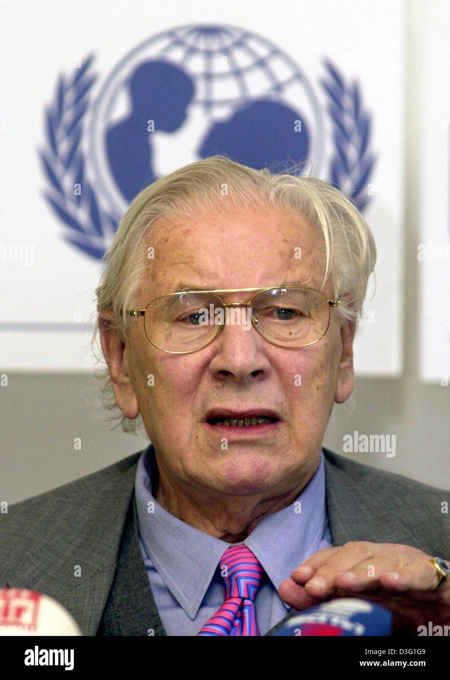 (dpa) - The UNICEF ambassador and British actor Sir Peter Ustinov pictured during a press conference in Hamburg, 21 March 2003. He harshly criticised his governments for the attack on Iraq. UNICEF appealed to the warring parties in Iraq to show restraint and not to attack or destroy important civilian objects, such as water supplying installations, hospitals and living quarters, an Stock Photo