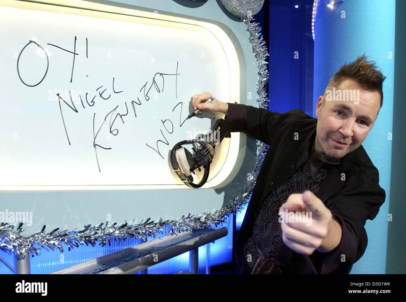 (dpa) British star violin player Nigel Kennedy gestures after signing his autograph onto a
