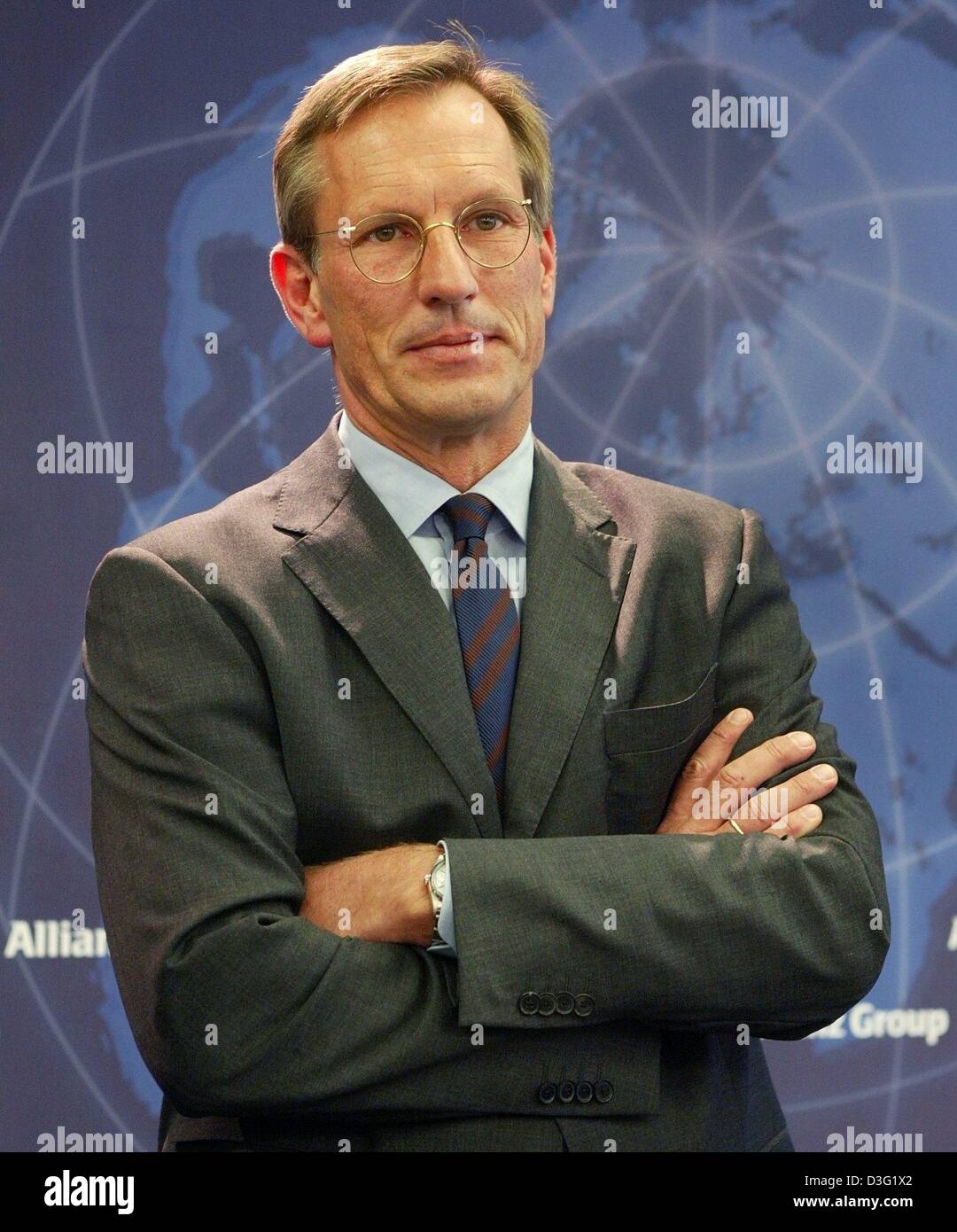 (dpa) - Michael Diekmann, new CEO of the Allianz AG, the financial services and insurance provider, looks serious with folded arms during a press conference in Munich, Germany, 20 March 2003. Diekmann continues the company policy of providing integrated financial services by holding on to the lossy Dresdner Bank. The Allianz AG wants to raise new capital in billions of Euro after h Stock Photo
