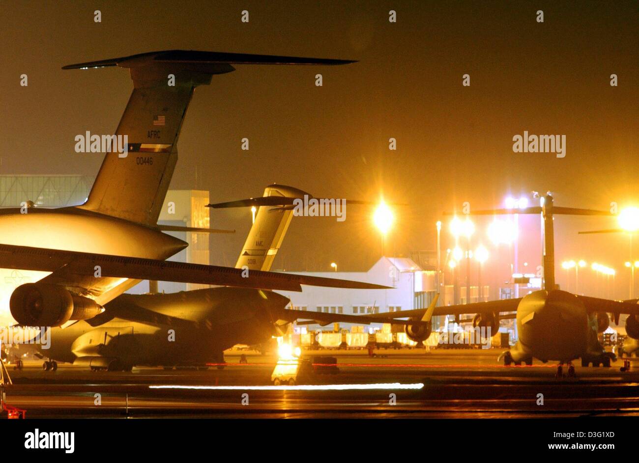 (dpa) - A cargo plane type C-117 'Globemaster' is ready for lift-off on ...