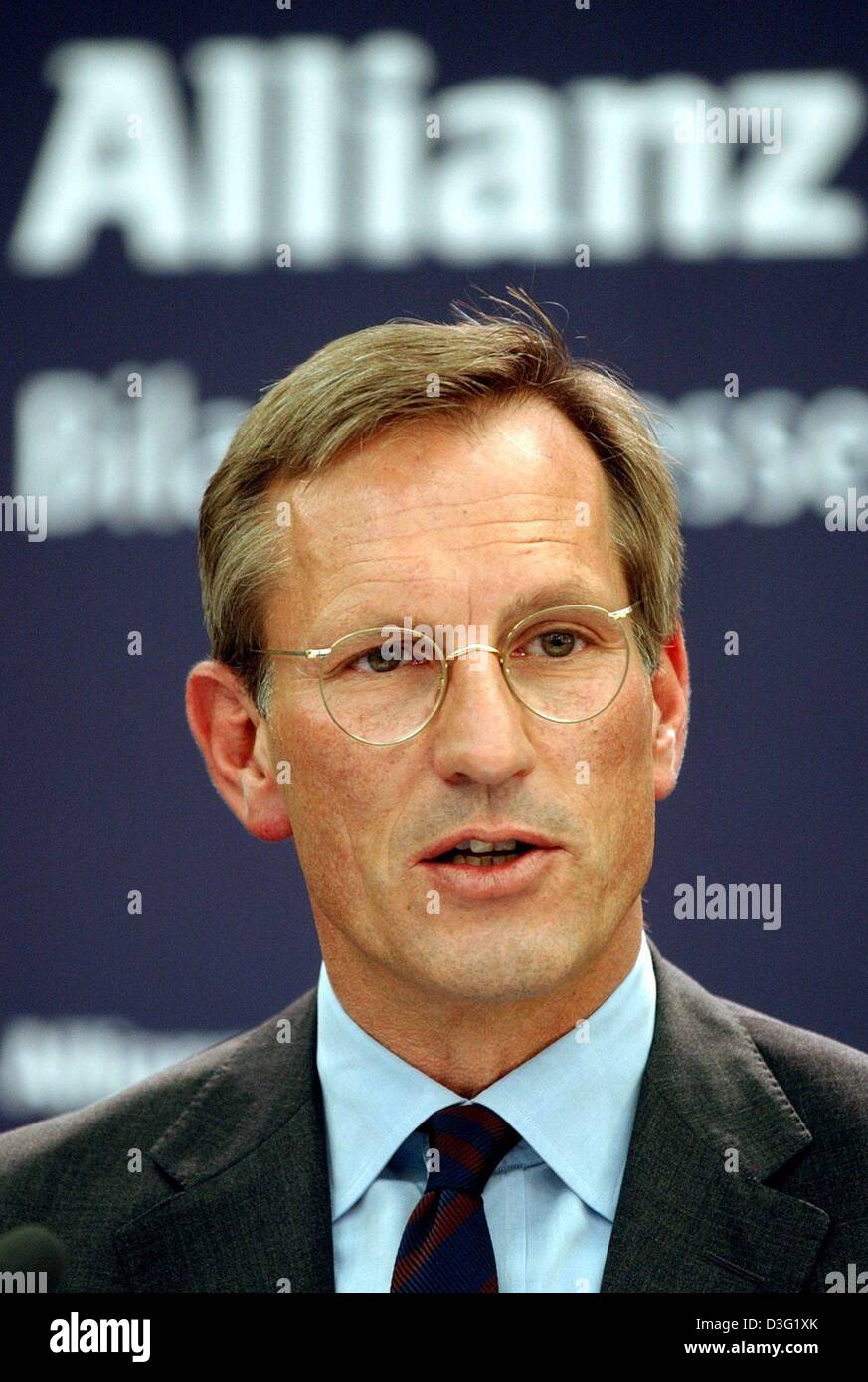 (dpa) - Michael Diekmann, new CEO of the Allianz AG, the financial services and insurance provider, speaks during a press conference in Munich, Germany, 20 March 2003. Diekmann continues the company policy of providing integrated financial services by holding on to the lossy Dresdner Bank. The Allianz AG wants to raise new capital in billions of Euro after having experienced the fi Stock Photo