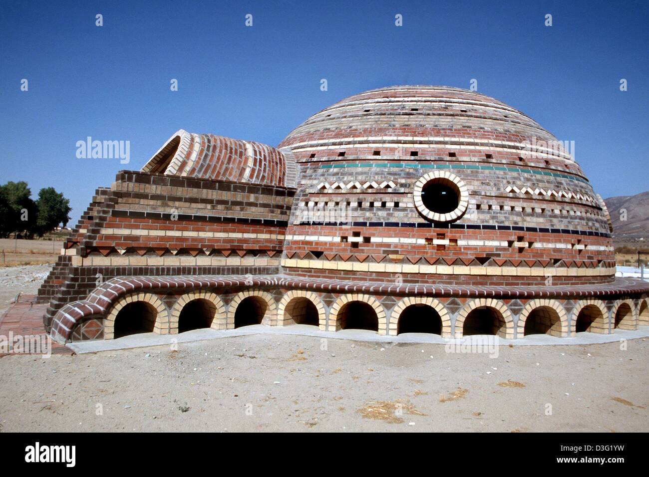 (dpa files) - The sun shines on a so-called 'ceramic house' in Hesperia in the US state California, 1 November 1999. Nader Khalili, an Iranian-born California architect and author, is the designer and innovator of the Geltaftan Earth-and-Fire System known as 'ceramic houses' as well as the Superadobe building technologies. Mr. Khalili is world renowned through publications and lect Stock Photo