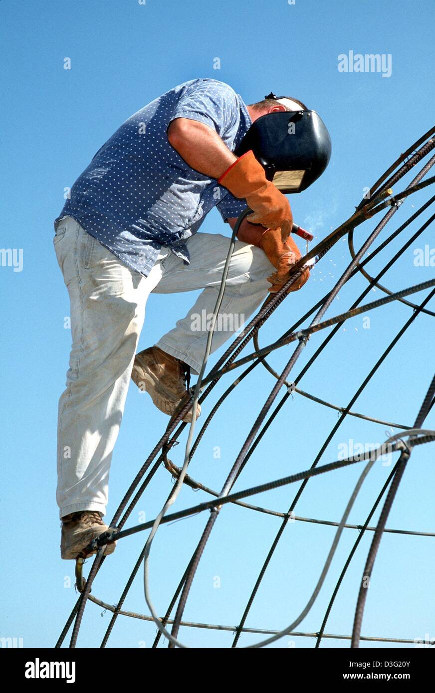 (dpa files) - A worker of the Cal-Earth-Institute works on the supporting framework of a so-called 'ceramic house', in Hesperia in the US state California, 1 November 1999. Nader Khalili, an Iranian-born Californian architect and author, is the designer and innovator of the Geltaftan Earth-and-Fire System known as 'ceramic houses' as well as the Superadobe building technologies. Mr Stock Photo