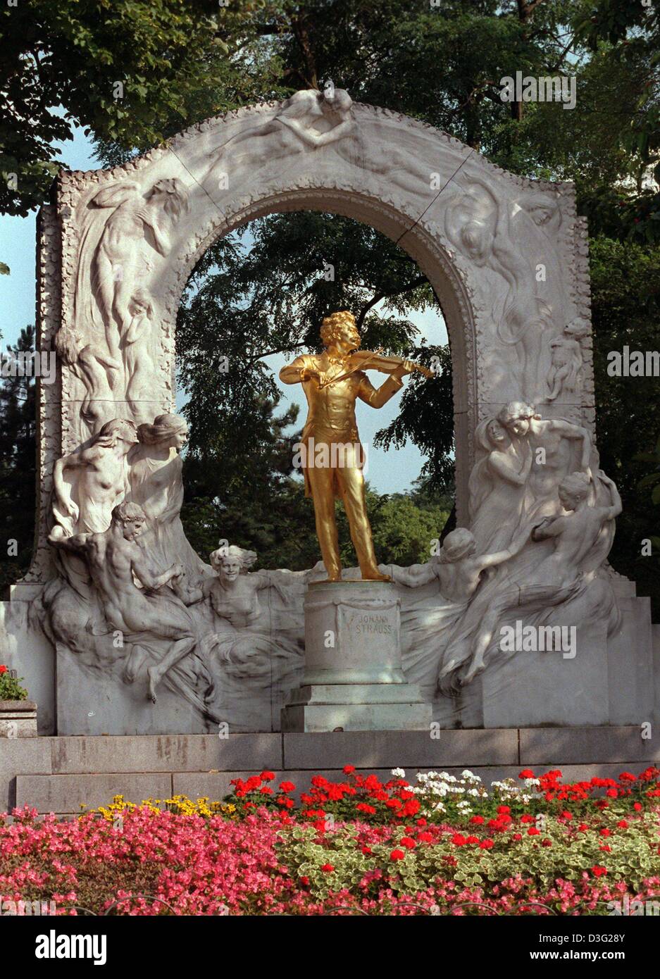 (dpa files) - A memorial for Austrian composer Johann Strauss Jr, the 'King of Waltz', stands in the municipal gardens (Stadtpark) in Vienna, Austria, 10 August 2000. The monument, created by Edmund Heller in 1921, shows Strauss playing the violin in front of heaven's gate. Johann Strauss Junior was born in Vienna on 25 October 1825 and died there on 3 June 1899. He is the composer Stock Photo
