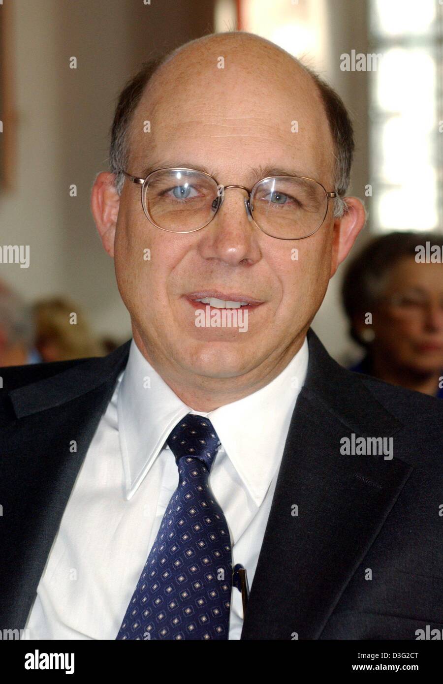 (dpa) - US immunologist Peter G. Schultz smiles during the award ceremony in Frankfurt, 14 March 2003. He is one of the two laureates of this year's Paul Ehrlich- and Ludwig Darmstaedter-Prize. Together with his colleague he was honoured with the prize for their discovery of so-called catalytic antibodies, a field that takes as its principle goal an understanding of how the binding Stock Photo