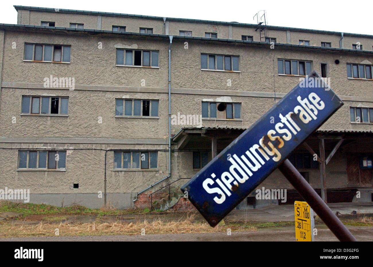 (dpa) - A halfway toppled down road sign stands in front of a deserted and derelict house in the eastern German town of Bleyen-Genschmar, Germany, 11 March 2003. The village, with around 600 inhabitants, has a rate of 57,6 percent unemployment. According to the mayor the community is powerless to do anything about their misery. There is no money left for further education and emplo Stock Photo