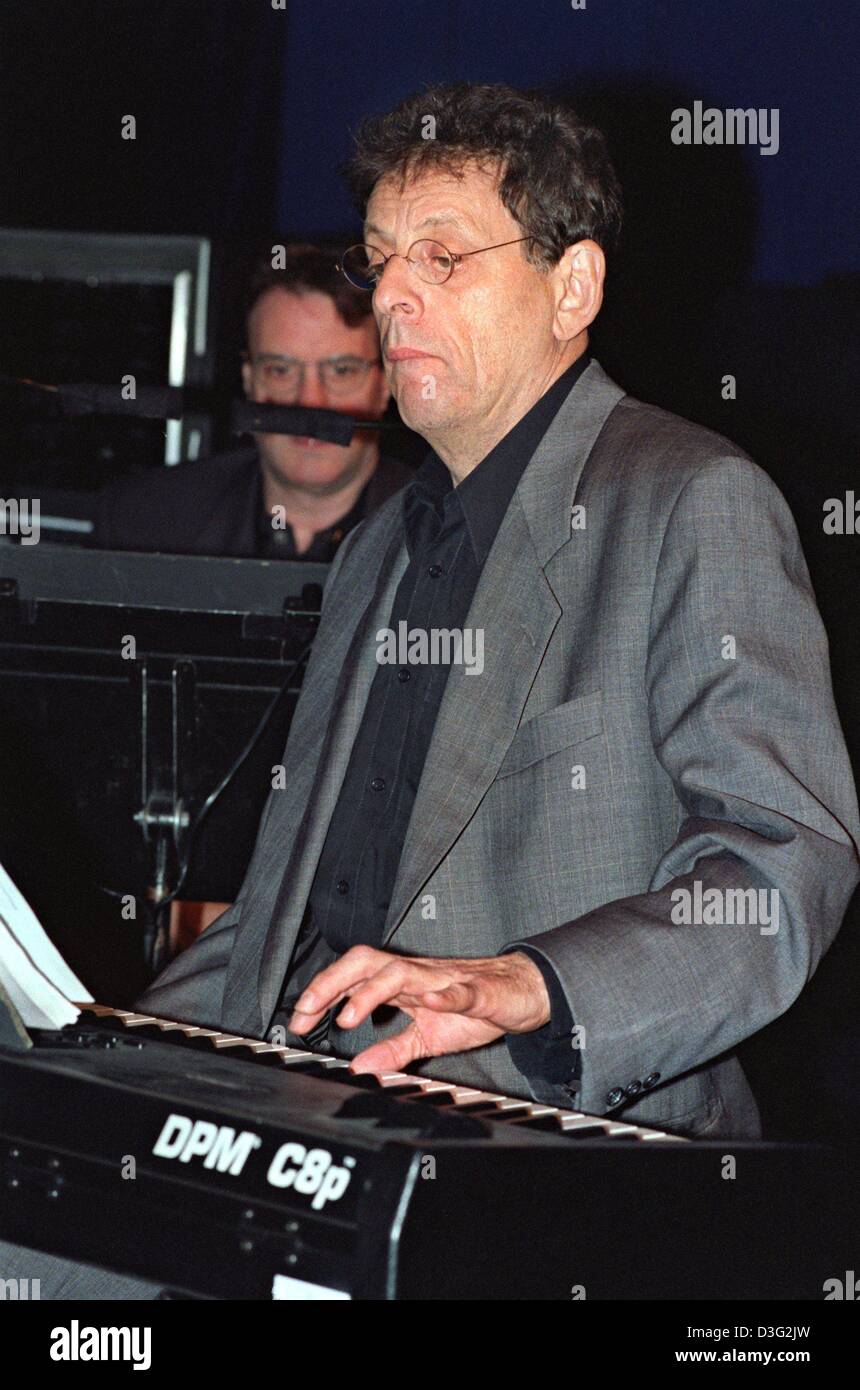 (dpa files) - US composer Philip Glass ('Koyaanisqatsi') is photographed in Munich, 20 October 1998. Philip Glass was nominated for the 2003 Oscar for Best Original Score for his compositions for 'The Hours'. The Academy Awards will be presented on 23 March 2003 in Hollywood. Stock Photo