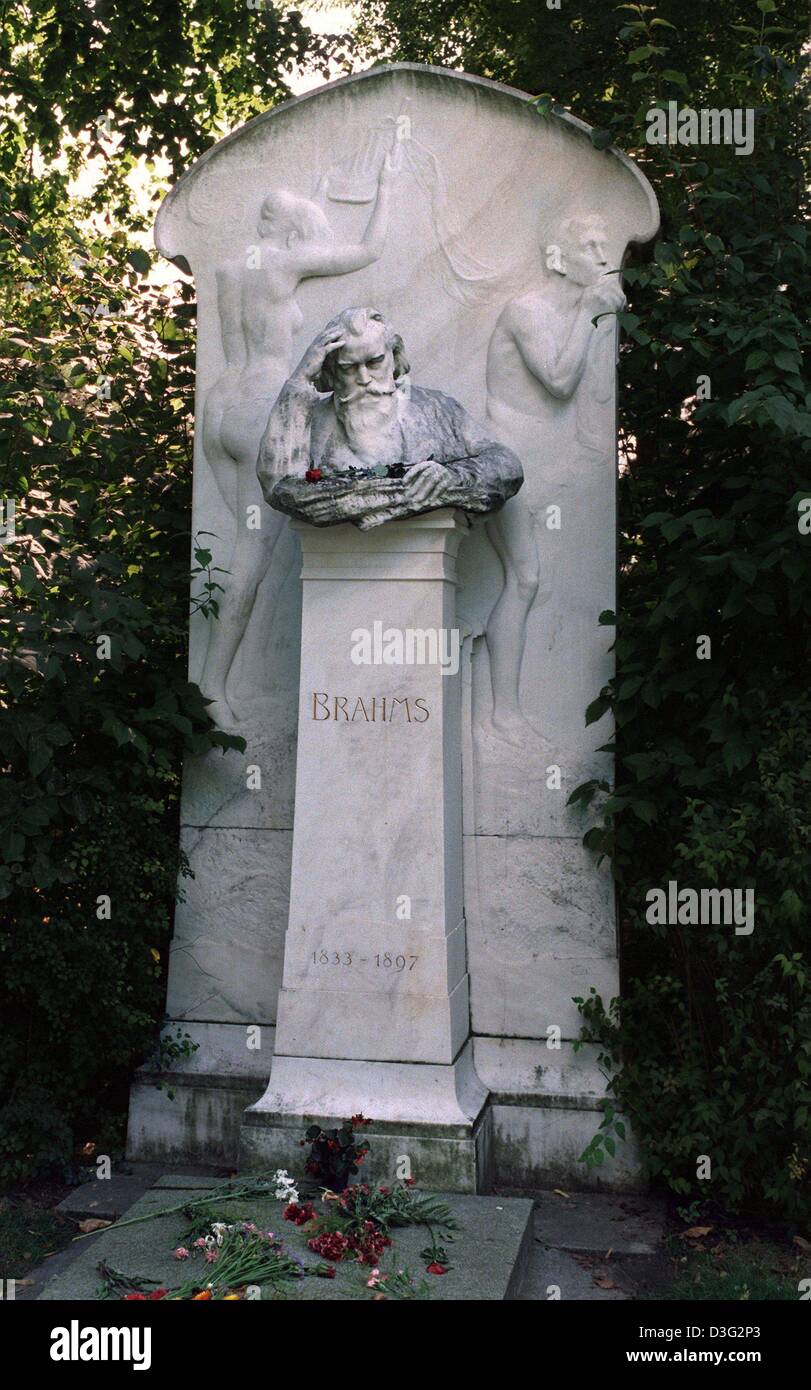 (dpa files) - The tomb of German composer Johannes Brahms on the central cemetery in Vienna, Austria, 9 August 2000. Brahms was born on 7 May 1833 in Hamburg and died on 3 April 1897 in Vienna. The son of a musician, he became a piano prodigy. In 1863 he moved to Vienna, which would remain his principal home until his death. He took several positions as choral and orchestral conduc Stock Photo