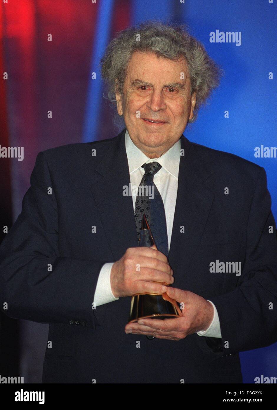 (dpa files) - Greek composer Mikis Theodorakis receives the Erich-Wolfgang-Korngold-Prize for his lifetime achievement during the 4th international festival for media art Biennale, the most important festival of contemporary drama world-wide, in Bonn, Germany, 28 June 2002. Stock Photo