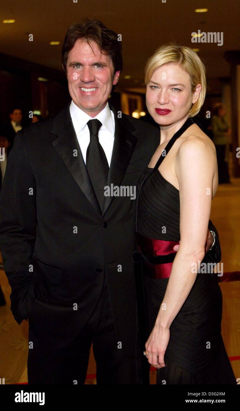 (dpa) - US film director Rob Marshall and US actress Renee Zellweger pose backstage at the Directors Guild of America (DGA) awards show in Los Angeles, 1 March 2003. Rob Marshall won the award for Outstanding Directorial Achievement in Feature Film For 2002 for his movie 'Chicago'. Stock Photo