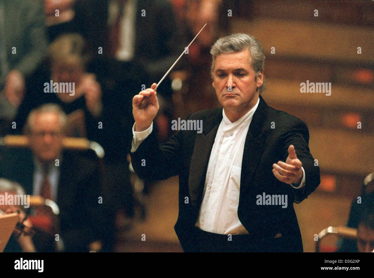(dpa files) - Pinchas Zukerman, Israeli violinist, violist, conductor, pedagogue and chamber musician, conducts during a rehearsal in the Philharmonie, one of the world's most beautiful concert halls, in Cologne, Germany, 7 March 2002. Pinchas Zukerman has been successful worldwide for four decades. His discography comprises more than 100 recordings and 21 Grammy nominations. Stock Photo