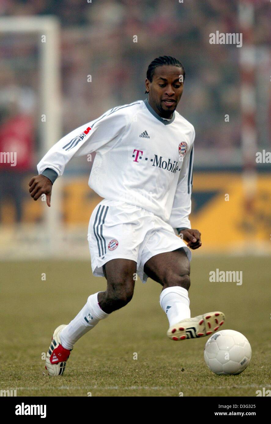 Dpa Bayern Munich S Brazilian Midfielder Ze Roberto Is At The Stock Photo Alamy