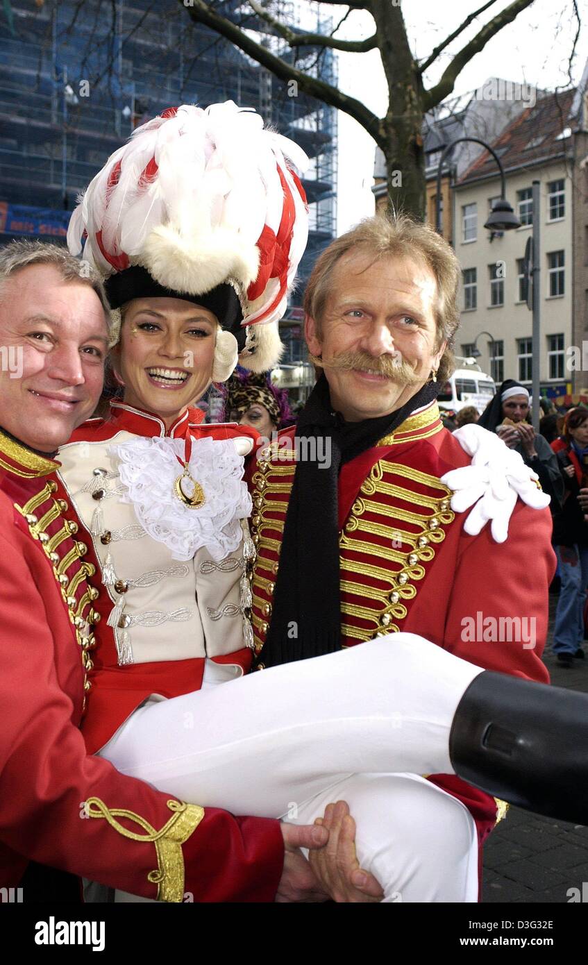 dpa) - German super model Heidi Klum (C), dressed up in 'Funkischer  Uniform' (sparky uniform), poses with band members Peter Werner and Henning  Krautmacher (r) during the traditional Carnival Monday procession in