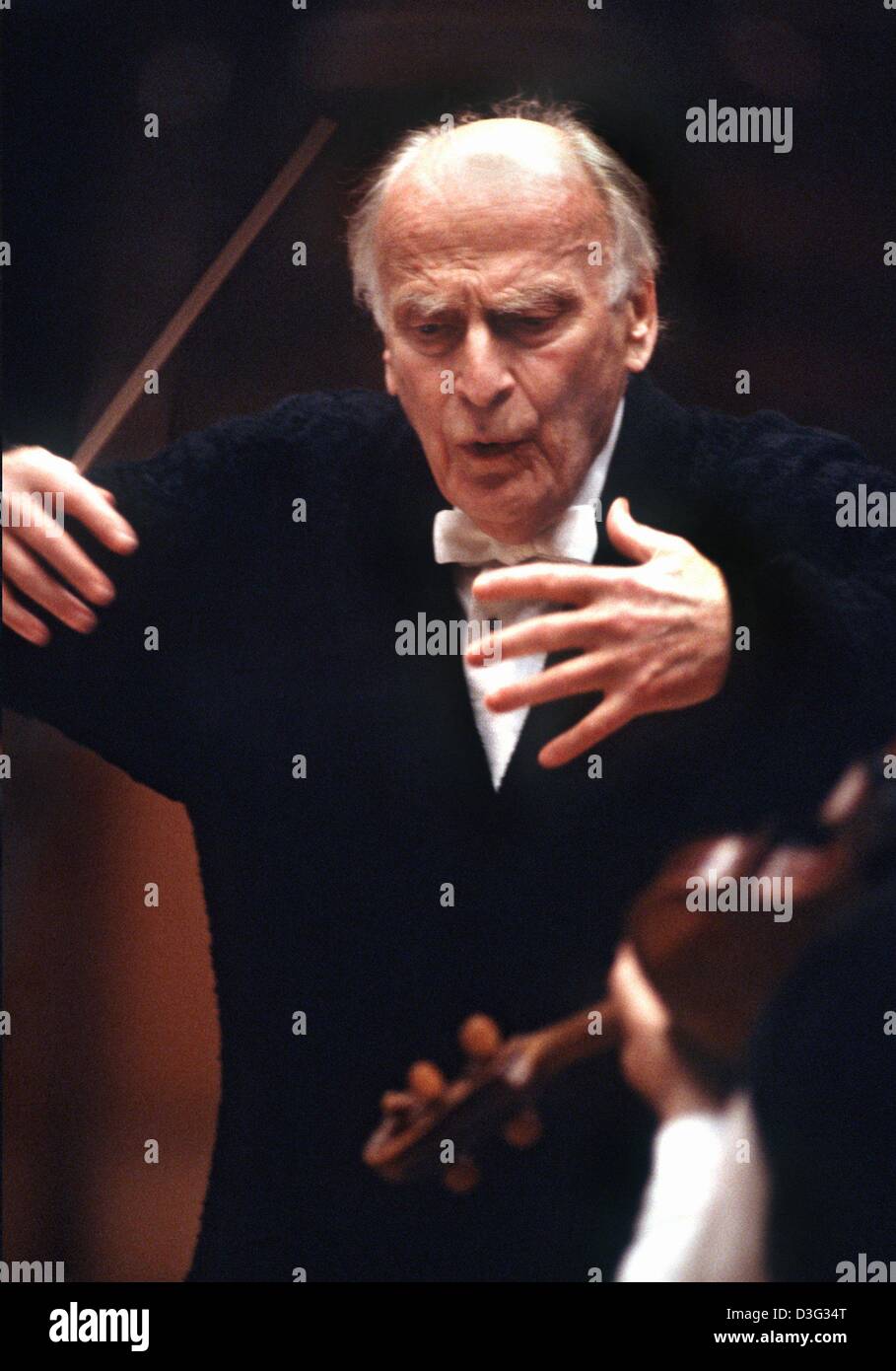 (dpa files) British violinist and conductor Yehudi Menuhin conducts