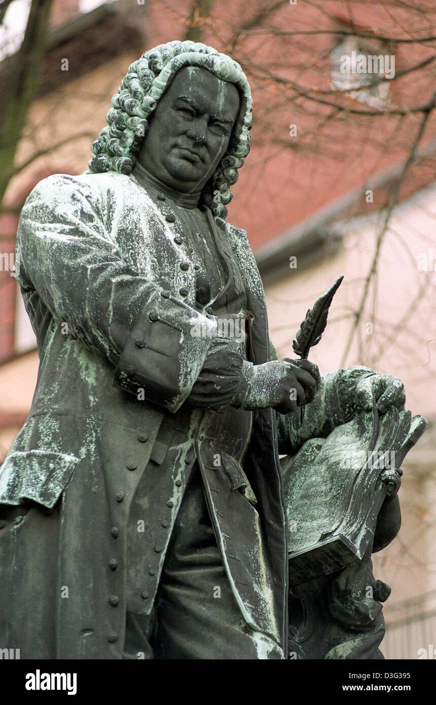 (dpa files) - A bronze statue of German composer Johann Sebastian Bach by artist Adolf von Donndorf stands in front of the Bach House in Eisenach, eastern Germany, 18 January 2000. The statue was created by Donndorf in 1884. Born on 21 March 1685 in the village of Eisenach to a musical family, Bach had his first major appointment in 1708 as organist at the ducal court at Weimar. Th Stock Photo