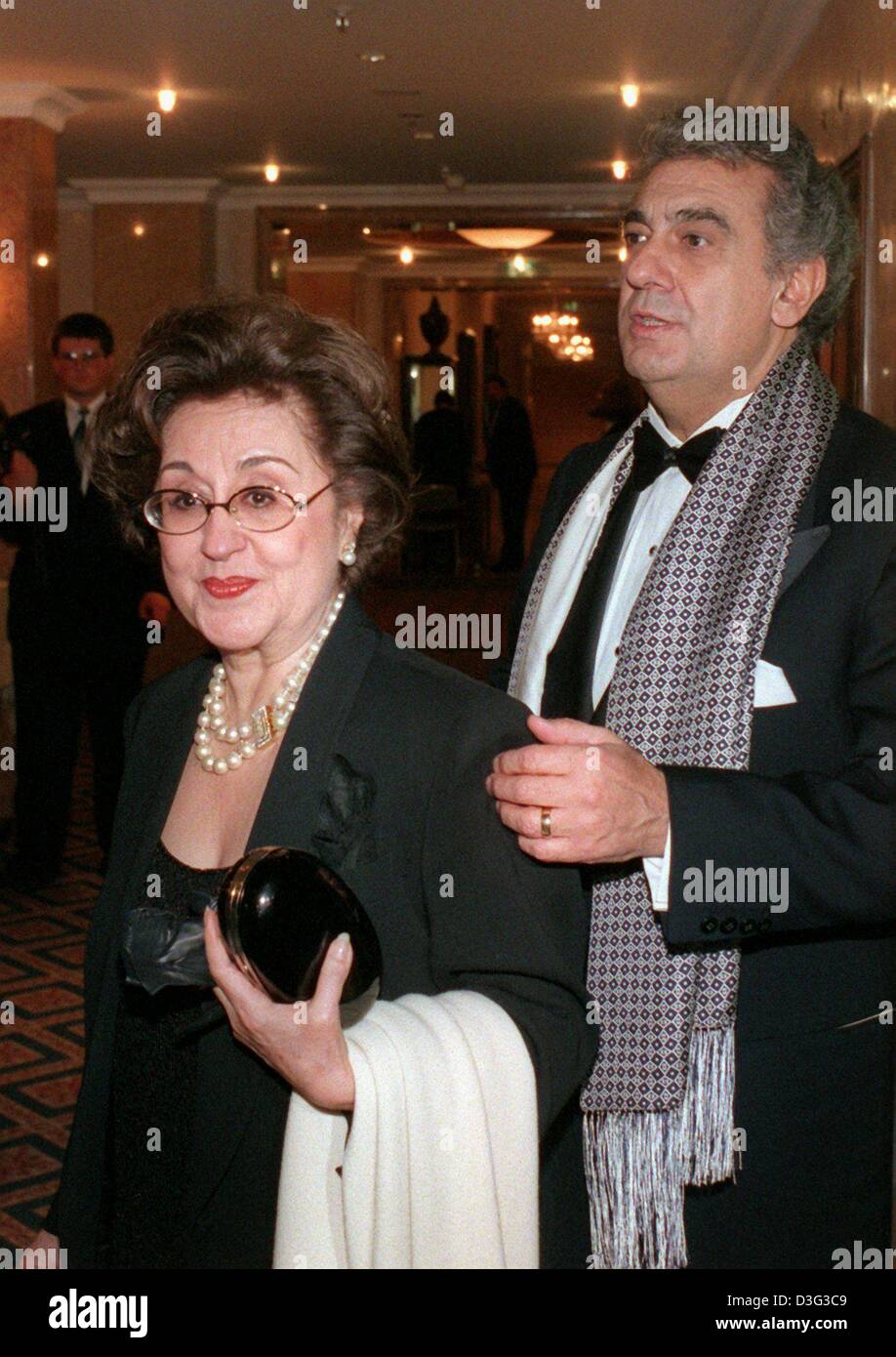 Placido domingo with family hi-res stock photography and images - Alamy
