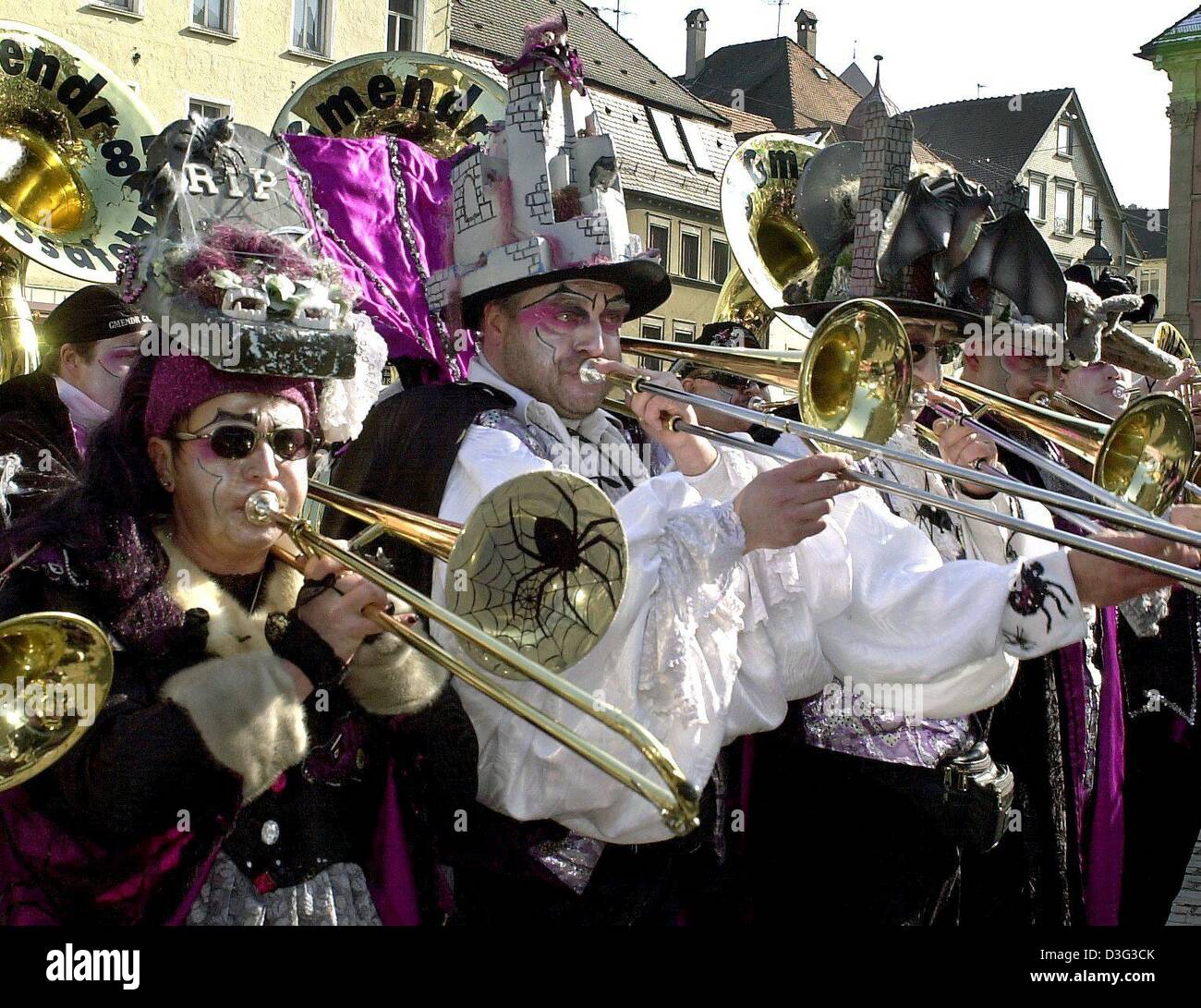 (dpa) - Carnival enthusiasts dressed up in vampire costumes play Guggen music as they march through the streets of Schwaebisch Gmuend, southern Germany, 22 February 2003. 'Gugaaggeri Musig' is originally a characteristic feature of the Swiss carnival which is cultivated by several groups and has become well known far beyond the country. It consists of different instruments, includi Stock Photo