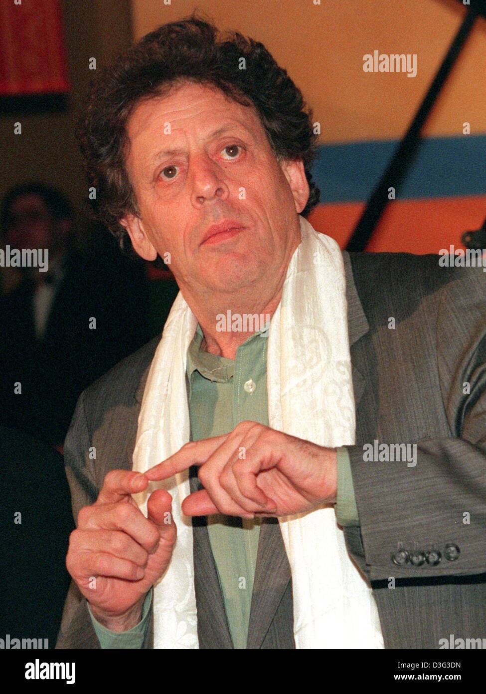 (dpa files) - US composer Philip Glass ('Koyaanisqatsi') photographed at the German premiere of his film 'Kundun' in Munich, 11 March 1998. Philip Glass was nominated for this year's Oscar for Best Original Score for his compositions for 'The Hours'. The Academy Awards will be presented on 23 March 2003 in Hollywood. Stock Photo