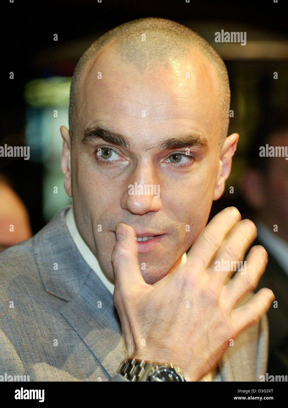 (dpa) - Actor Daniel Day-Lewis, pictured at the Berlinale Film Festival in Berlin, 15 February 2003. After a six-year retirement from the screen, Day-Lewis stars in Martin Scorsese's 'Gangs of New York', enthusing critics and audiences with his performance as Bill the Butcher. Daniel Day-Lewis was born in Great Britain but assumed Irish citizenship in 1993 when he moved to County W Stock Photo