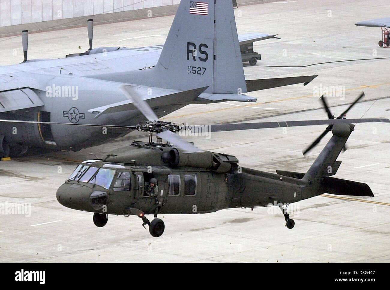 (dpa) - A helicopter of the US army lands on the US airbase Ramstein near Landstuhl, western Germany, 10 February 2003. Ramstein is the biggest base of the US air force outside the United States. It is the home of the 86th airlift wing (transportation squadron) and the headquarter of the US Air Forces Europe. According to the newspaper 'Welt am Sonntag' the US defence ministry has  Stock Photo