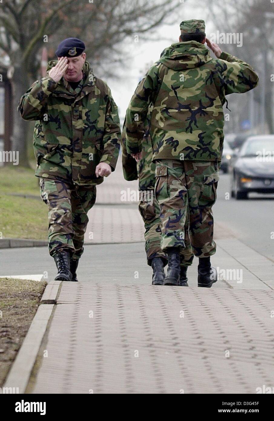 (dpa) - Soldiers greet as they walk past each other on the US airbase Ramstein near Landstuhl, western Germany, 10 February 2003. Ramstein is the biggest base of the US air force outside the United States. It is the home of the 86th airlift wing (transportation squadron) and the headquarter of the US Air Forces Europe. According to the newspaper 'Welt am Sonntag' the US defence min Stock Photo