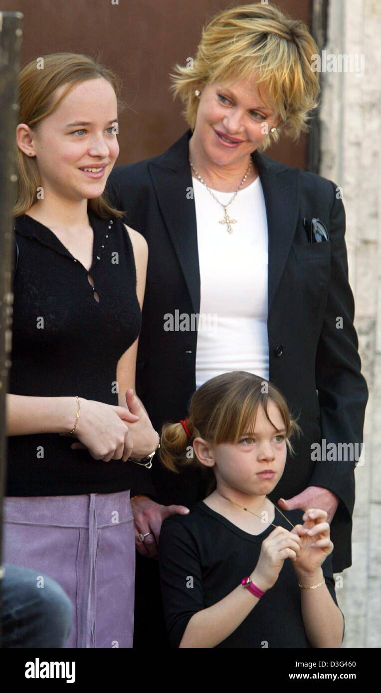 (dpa) - Hollywood actress Melanie Griffith ('The Bonfire of the Vanities', 'Now and Then') pictured with her daughters Dakota (L) and Stella as her mother receives a star on the Walk of Fame in Los Angeles, 30 January 2003. Stock Photo