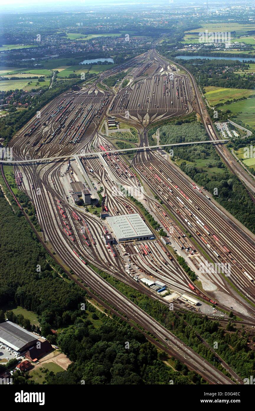 (dpa) An aerial view shows the railroad shunting yard in Maschen