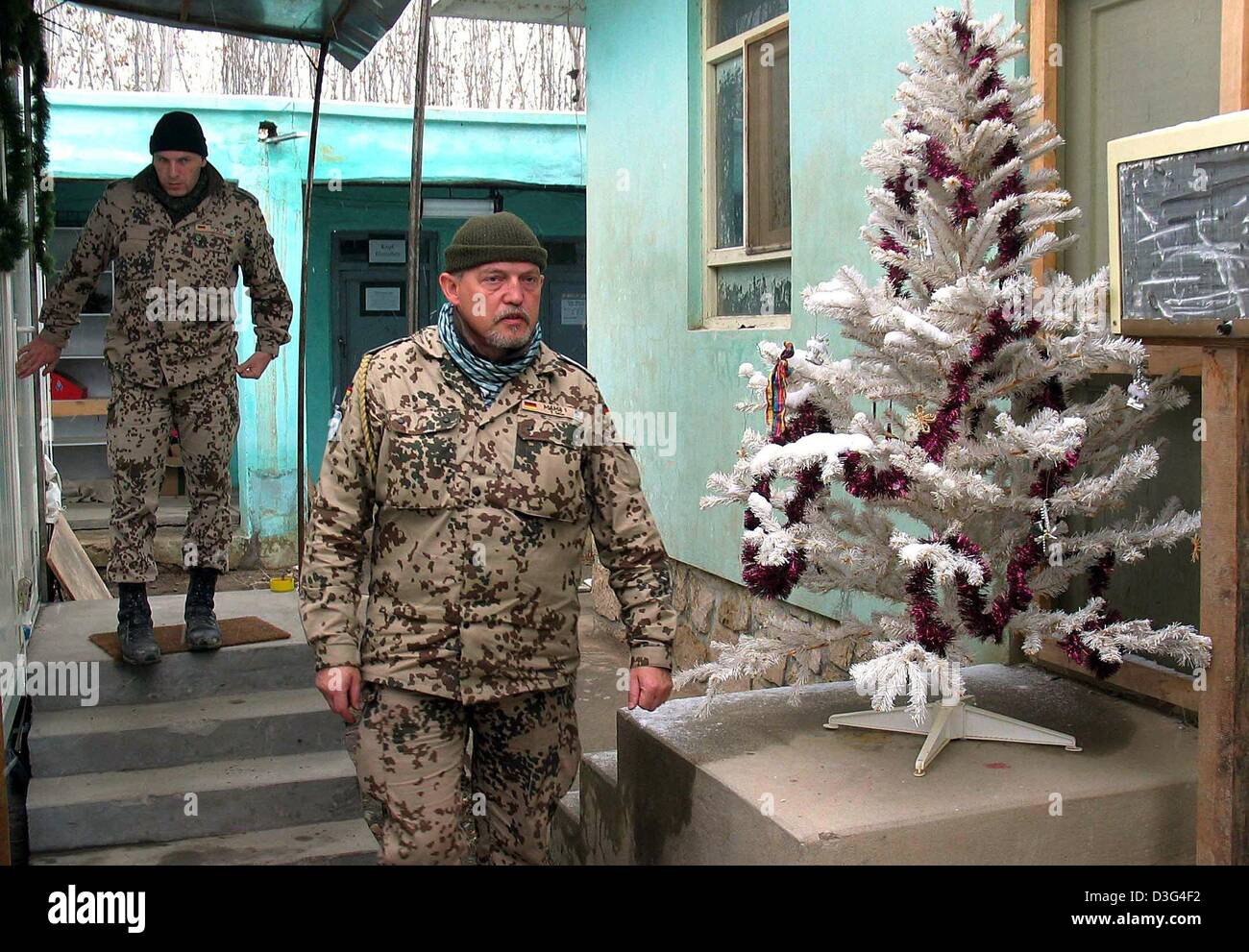Dpa German Soldiers Of The Bundeswehr Pass A White Christmas