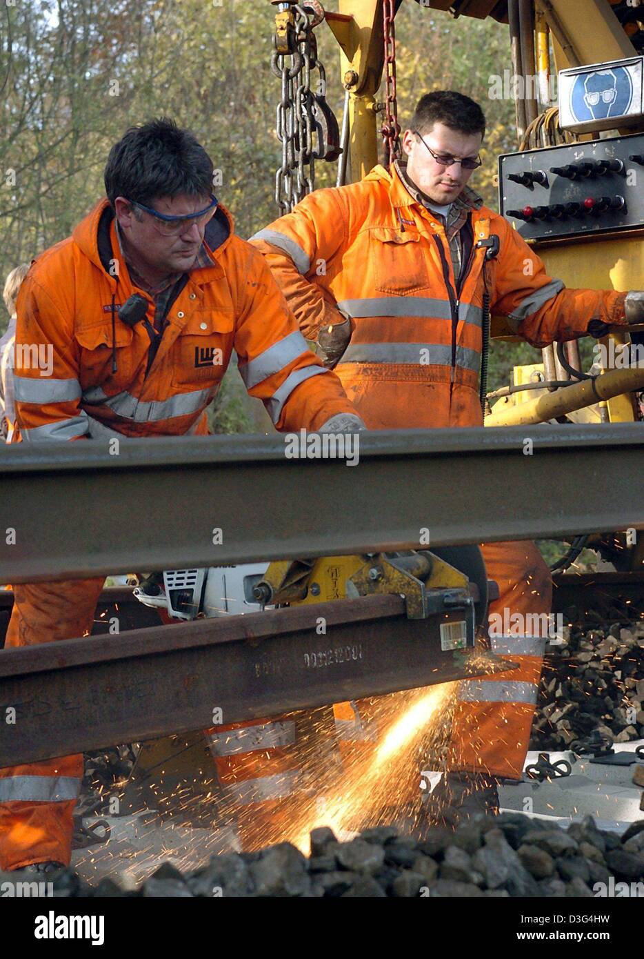 (dpa) A labourer cuts a 120 m long railroad track to a fitting length