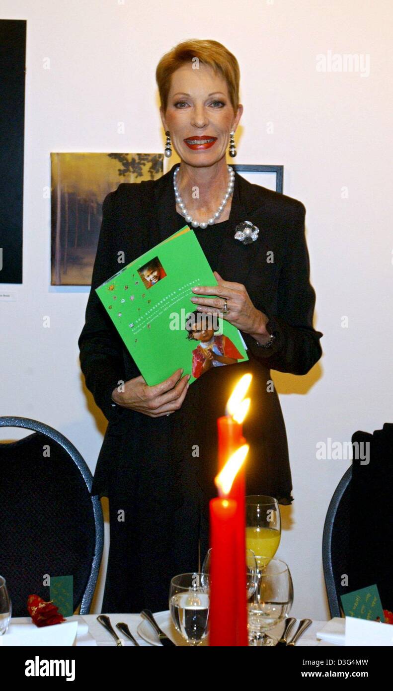 (dpa) - Princess Salima Aga Khan, special ambassador of the charity organisation 'SOS Kinderdorf International' (SOS children's village international), smiles as she poses for a picture during a finissage in Hamburg, Germany, 12 December 2003. The finissage was organised by SOS Kinderdorf International. Celebrities and royalty attended the finissage which included an auction of pai Stock Photo