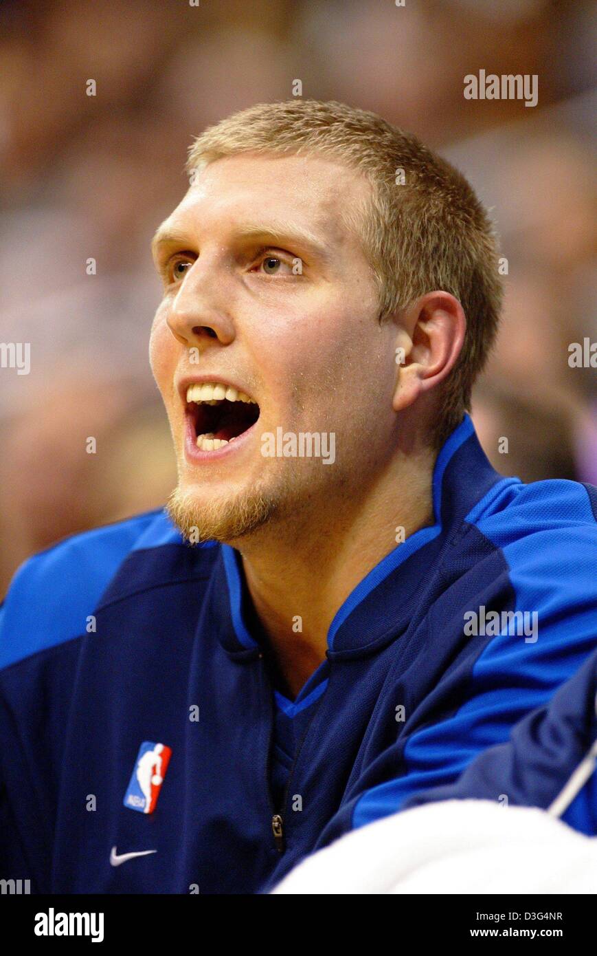(dpa) - German basketball pro Dirk Nowitzki, who plays for the Dallas Mavericks,  shouts encouragement to his fellow players on the floor during the NBA championship match between Dallas Mavericks and Los Angeles Lakers in Los Angeles, California, USA, 13 December 2003. Dallas won the game by a score of 110-93. It was the first victory in 13 years against the Lakers who had previou Stock Photo