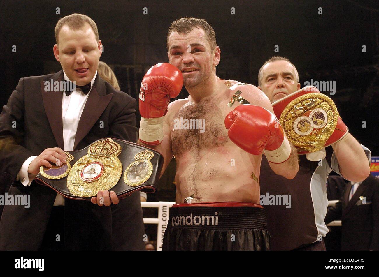(dpa) German Boxing World Champion Sven Ottke (C) gestures