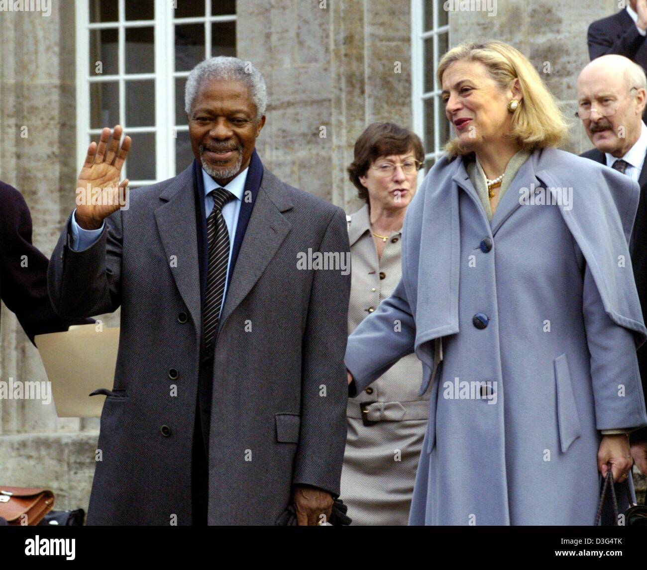 (dpa) - UN Secretary-General Kofi Annan waves after his speech at the Eberhard-Karls-University in Tuebingen, Germany, 12 December 2003. On the right his wife Nane. Peace Nobel Price laureate Annan has called for more tolerance, solidarity and compassion speaking to hundreds of invited guests at the university. Stock Photo