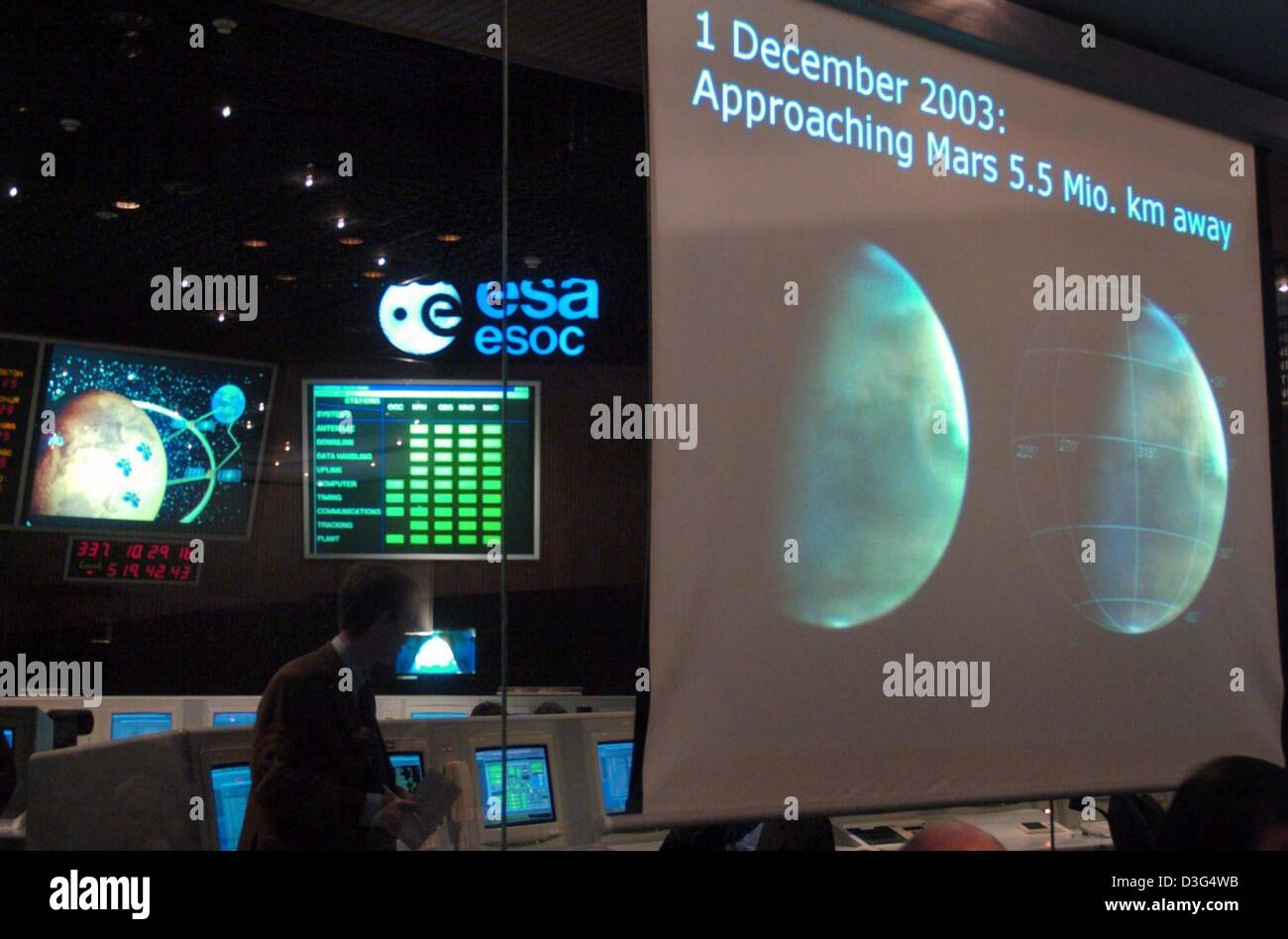 (dpa) - The first photo of Mars which was transmitted by the European planetary space probe 'Mars Express' during its flight to the red planet is projected to a screen (R) at the master control centre of the European Space Agency (ESA) in Darmstadt, Germany, 3 December 2003. The probe was launched from the Russian spaceport in Baikonur and is now on its way to Mars. The landing uni Stock Photo