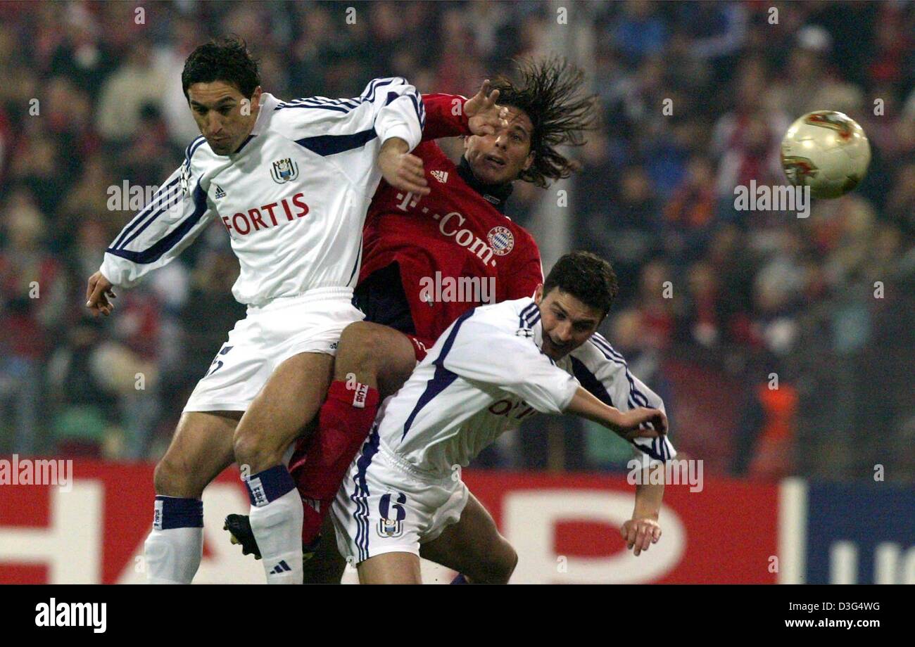 dpa) - Bayern's Peruvian forward Claudio Pizarro (C) clashes with  Anderlecht's players Besnik Hasi (L) and Michal Zewlakow (R) during the Champions  League game of Bayern Munich against RSC Anderlecht in Munich,
