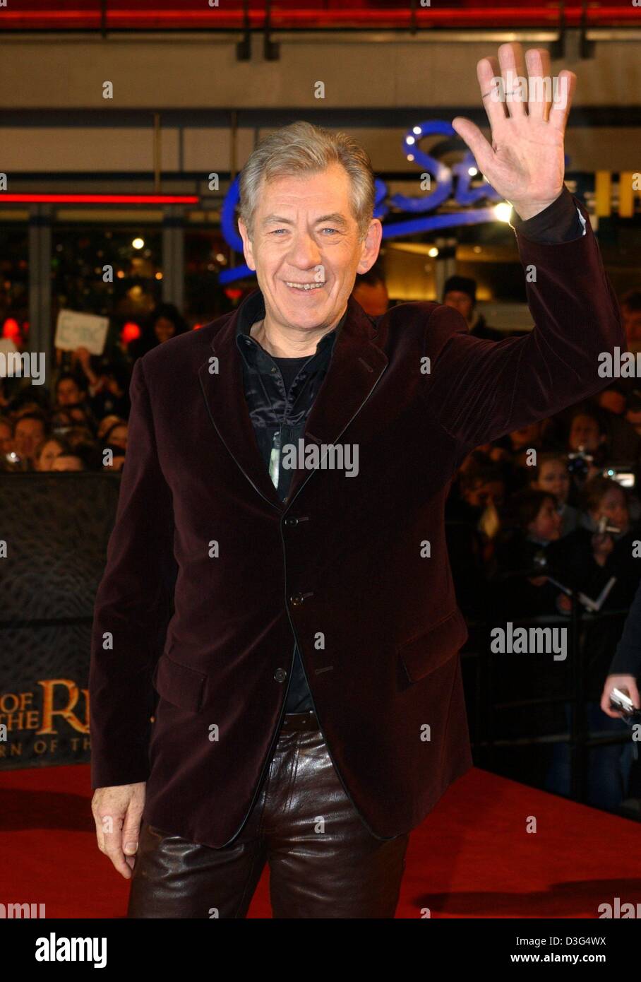 (dpa) - British actor Sir Ian McKellen who plays Gandalf arrives to the European premiere of the film 'Lord of the Rings - The Return of the King' in Berlin, 10 December 2003. Stock Photo