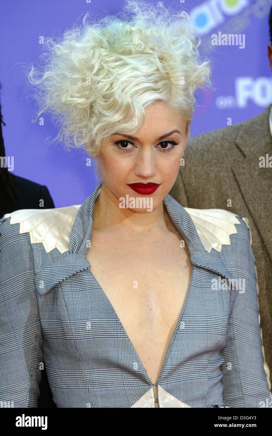 (dpa) Singer Gwen Stefani of the group 'No Doubt' poses ahead of the