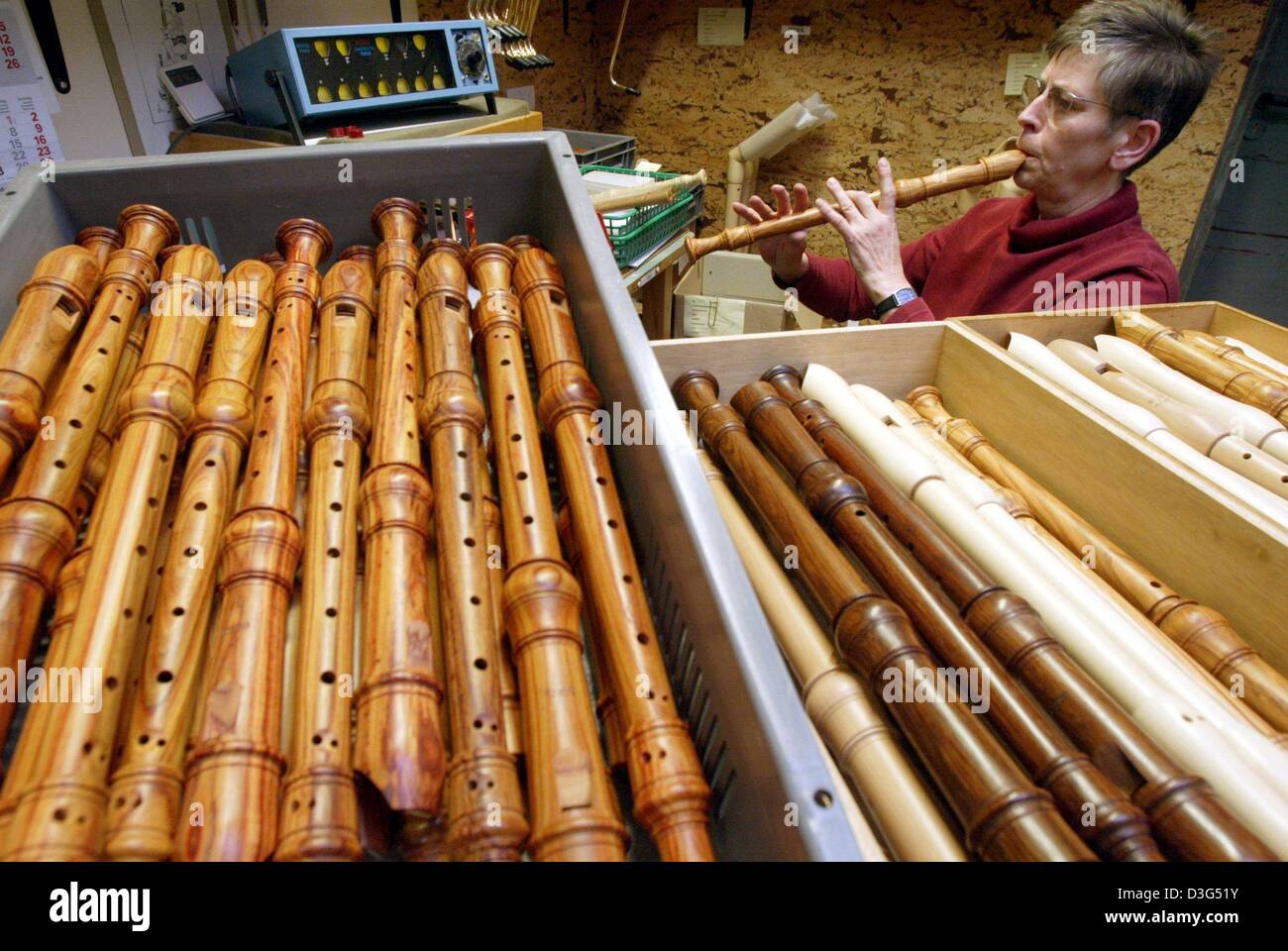 dpa) - An employee tests a recorder at the flute maker Moeck in Celle,  Germany, 18 November 2003 Stock Photo - Alamy
