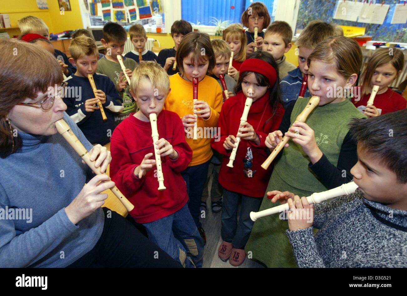 (dpa) - Music teacher Christine Luther (L) teaches third years to play the flute at an elementary school in Hanover, Germany, 27 November 2003. Stock Photo