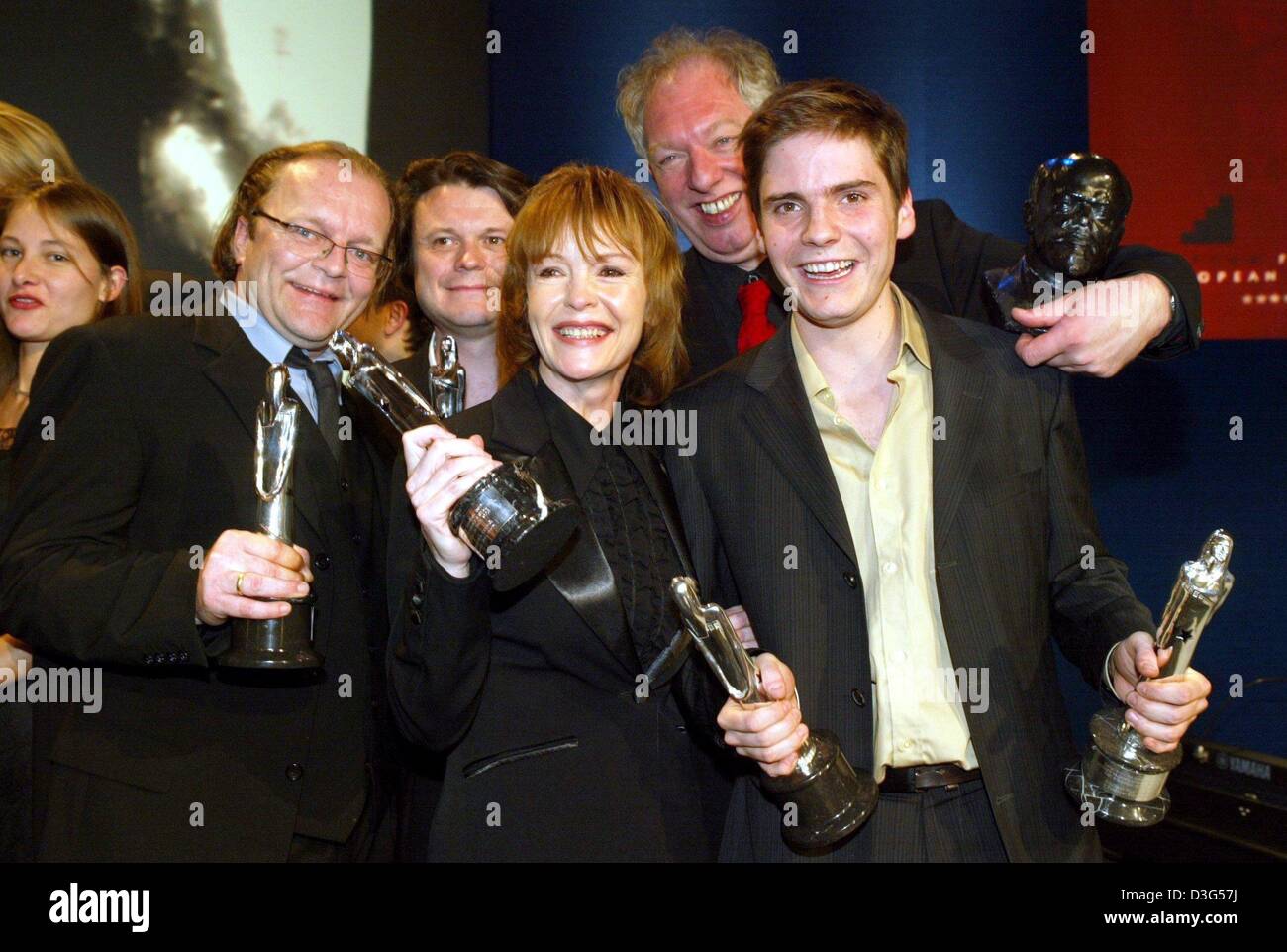 (dpa) - The crew of the award-winning German movie 'Good Bye Lenin!' pose with their trophies, (from L:) film producer Stefan Arndt, script writer Bernd Lichtenberg, actress Katrin Sass, director Wolfgang Becker and actor Daniel Bruehl, after the European Film Prize awards show in Berlin, 6 December 2003. A wry movie that extracts laughs out of the death of communism, 'Good Bye, Le Stock Photo