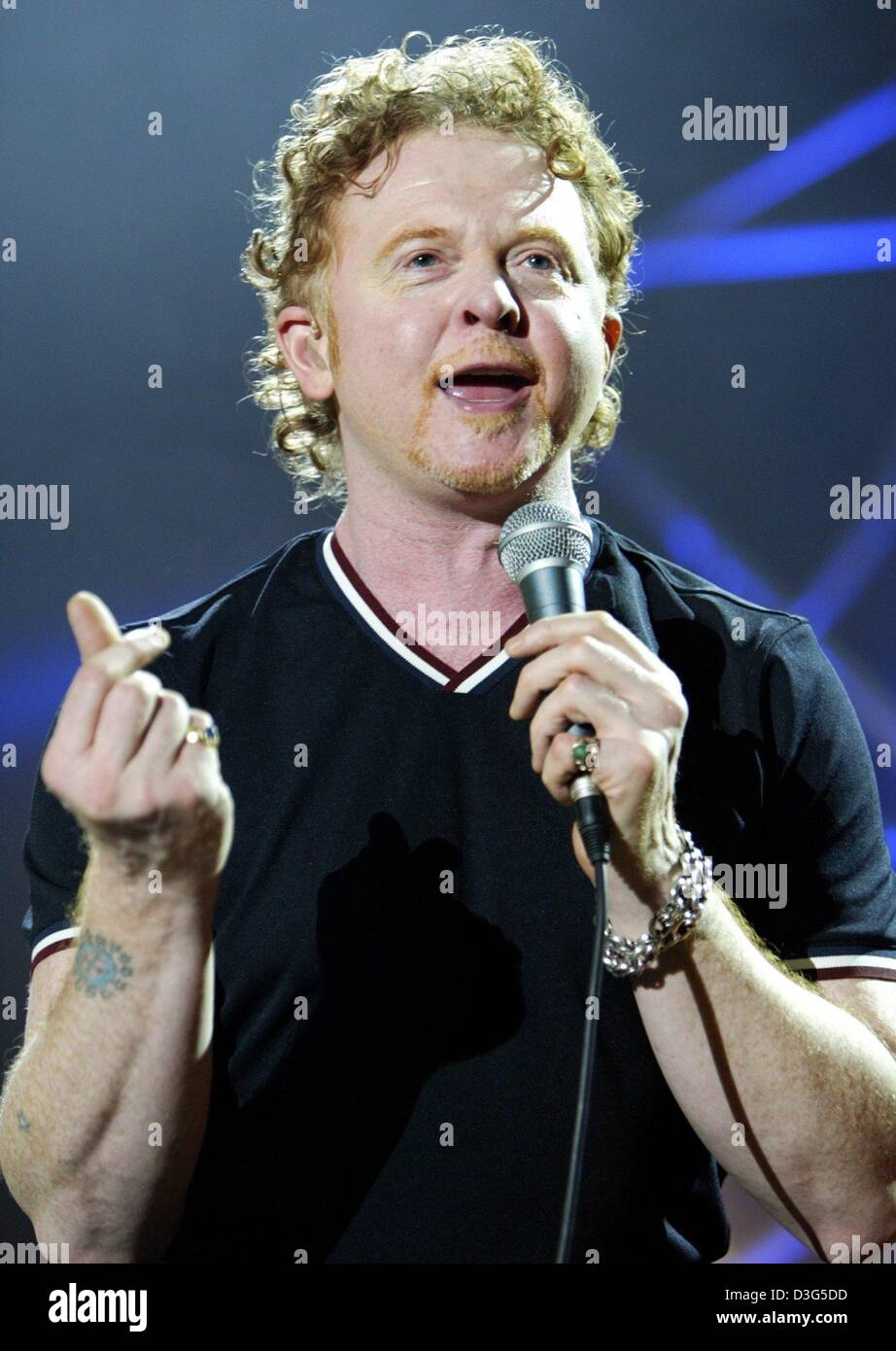 dpa) - Mick Hucknall, singer of British group 'Simply Red', performs in  Bremen, Germany, 1 December 2003. Simply Red present their new album 'Home'  during their European tour in the Netherlands, Austria,