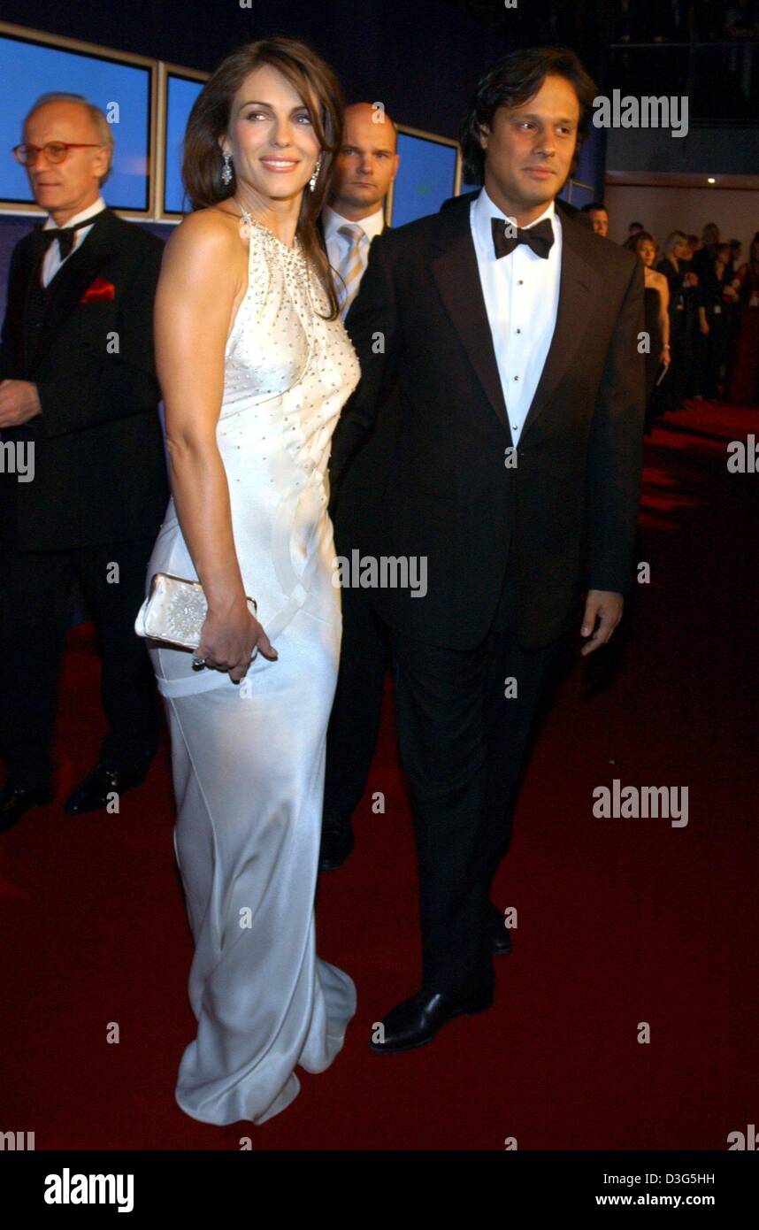 (dpa) - British top model Liz Hurley and her boyfriend Arun Nayer, the