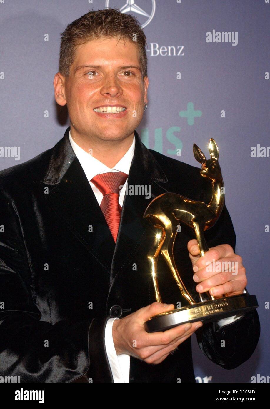 (dpa) - German cyclist Jan Ullrich shows his Bambi award which he won
