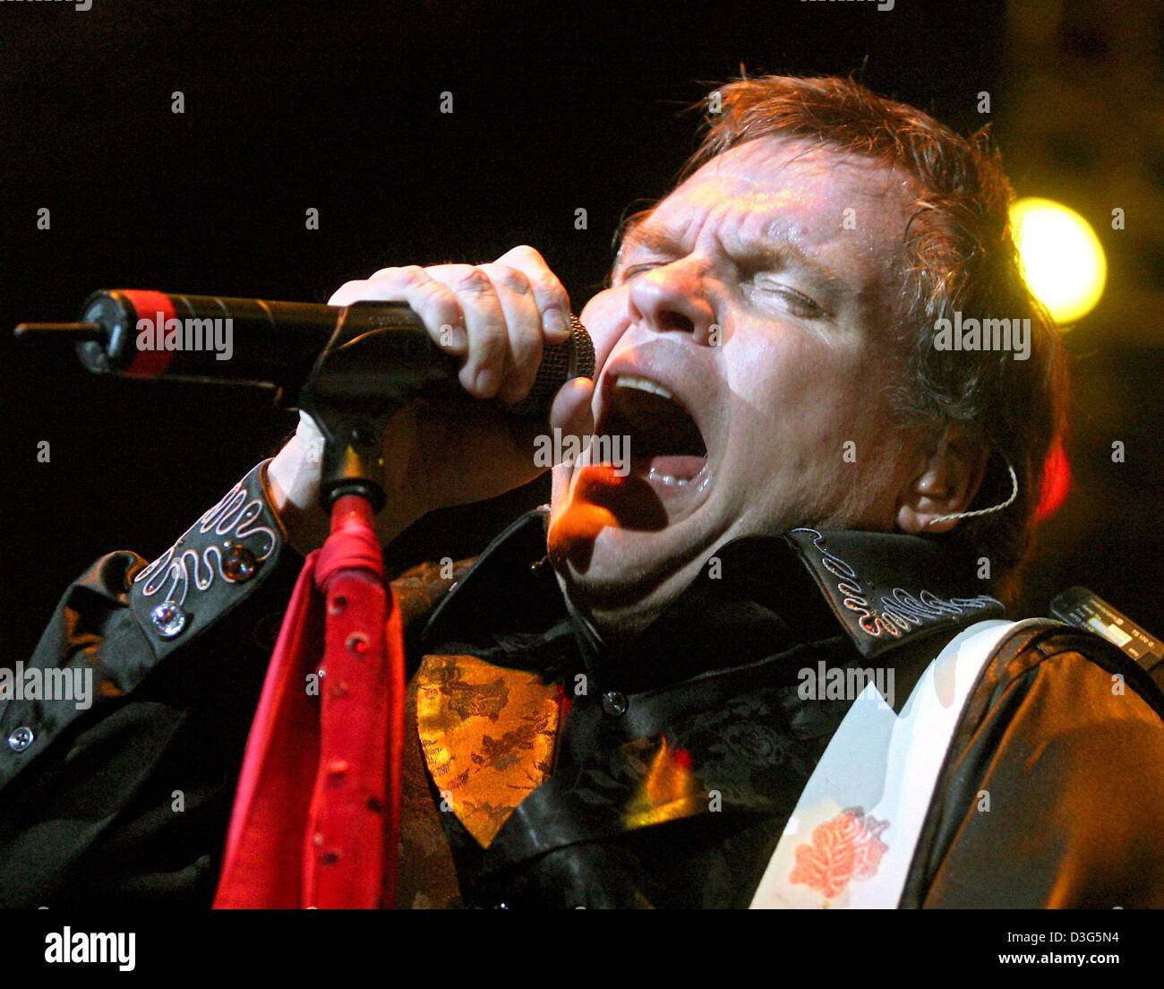 (dpa files) - Popstar Meat Loaf performs during a concert in Halle, Germany, 25 October 2003. After collapsing on stage during a show in London a week ago, Meat Loaf is recovering from a heart surgery. The 52-year-old singer is out of hospital and hopes to resume his tour on Sunday, 30 November 2003, he said. Stock Photo