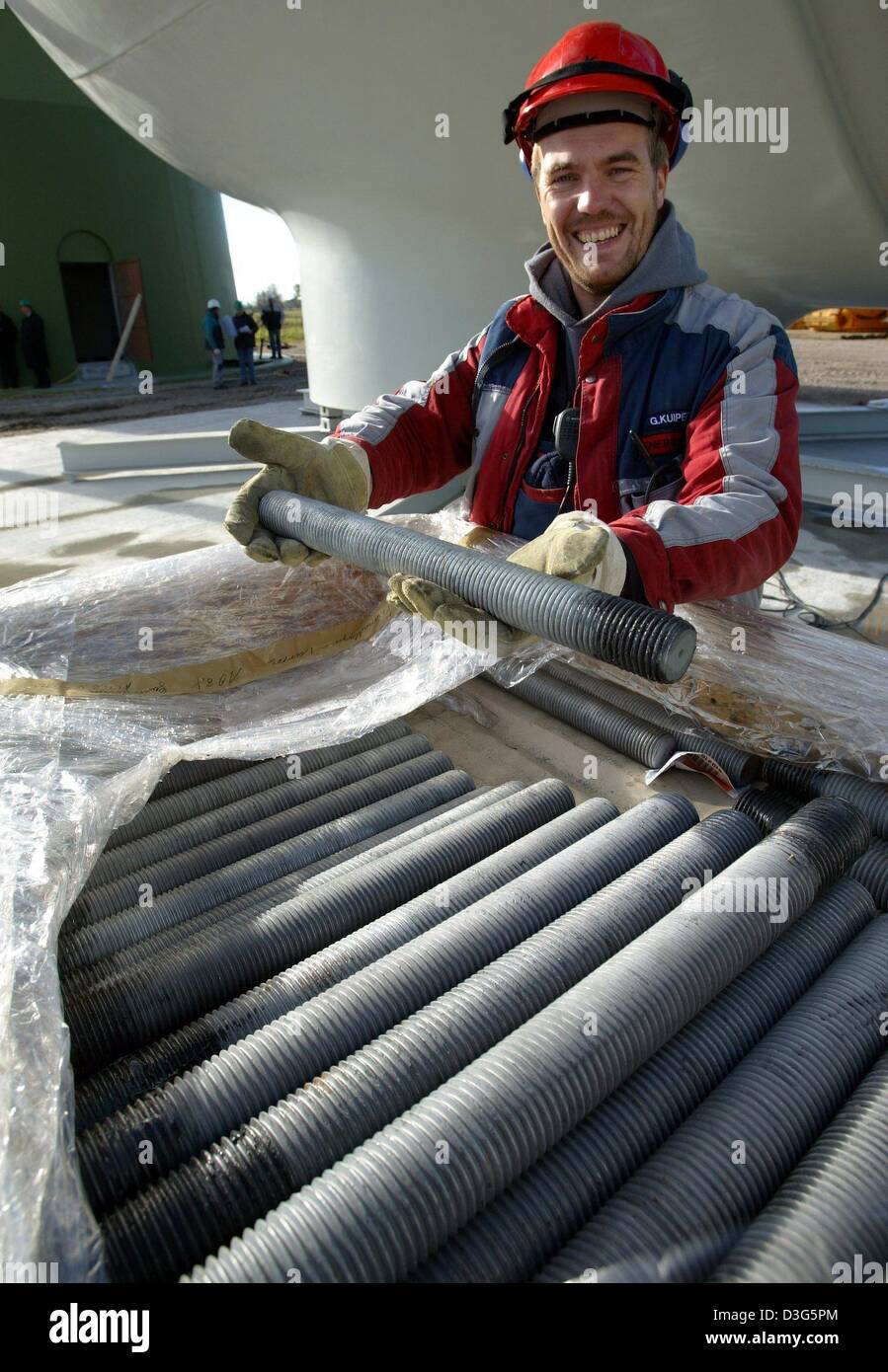 dpa) - Mechanic Gered Kiuper presents 48 cm long bolts at the 